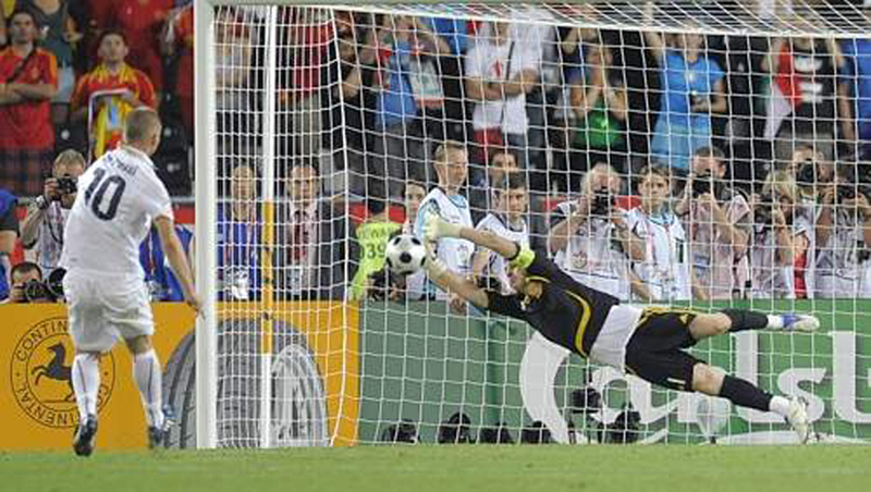 Euro 2008 (39).jpg - Spain's goalkeeper Iker Casillas saves a shot from Italy's Daniele De Rossi (L) during the penalty shoot-out of their Euro 2008 quarter-final soccer match at Ernst Happel stadium in Vienna, June 22, 2008.